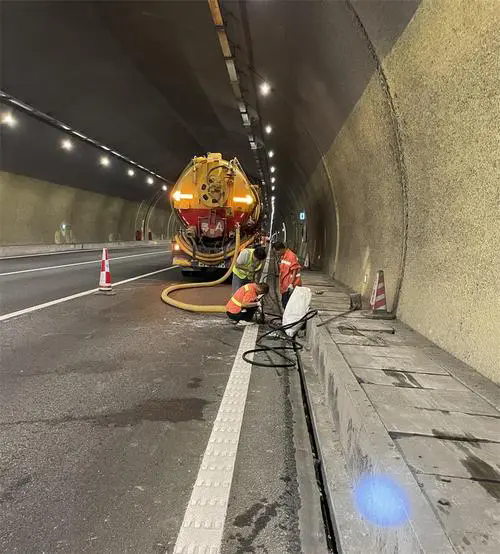 霞山隧道排水渠清淤